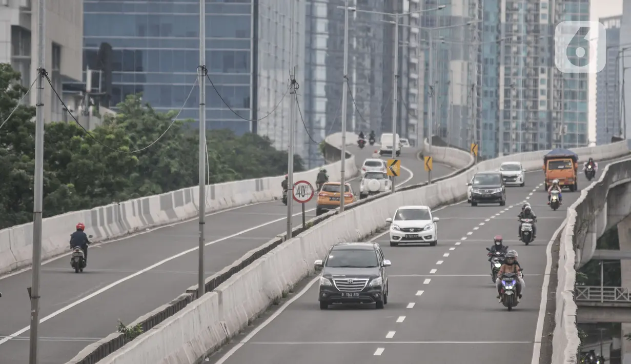 Sejumlah pengendara sepeda motor saat menerobos jalan layang non tol (JLNT) Casablanca, Kuningan, Jakarta Selatan, Senin (9/1/2023). Ditlantas Polda Metro Jaya akan kembali memberlakukan tilang manual di wilayah DKI Jakarta untuk melengkapi tilang elektronik yang berlaku sejak Oktober 2022. (merdeka.com/Iqbal S Nugroho)