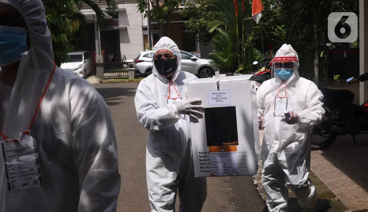 Petugas KPPS dengan mengenakan APD lengkap menuju rumah warga yang sakit untuk memberikan hak pilihnya dalam Pilkada Kota Tangerang Selatan di Paku Jaya, Serpong Utara, Rabu (9/12/2020). Mereka mendatangi warga yang tidak bisa mencoblos di TPS karena sakit. (Liputan6.com/Angga Yuniar)