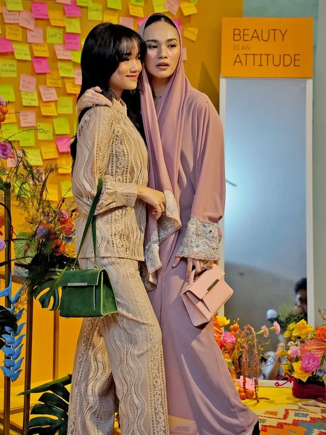 6 Gaya Kembaran Fuji Utami dan Aaliyah Massaid yang Kenakan Busana Renda Saat Buka Puasa