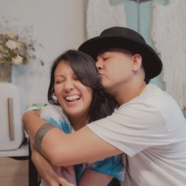 6 Potret Manis Ryan Delon dan Sharena, Bak Pasangan Muda