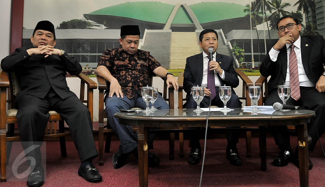 Ketua DPR Setya Novanto (kedua kanan) saat jumpa pers di Kompleks Parlemen, Senayan, Jakarta, Rabu (30/9). Jumpa pers itu seusai rombongan pimpinan DPR melakukan kunjungan ke Arab Saudi selama 12 hari, atas undangan Raja Salman. (Liputan6.com/Johan Tallo)