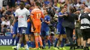 Pelatih Chelsea, Antonio Conte merayakan kemenangan bersama para pemainnya usai pertandingan melawan Tottenham Hostpur pada Liga Inggris di Stadion Wembley di London, (20/8). Chelsea menang atas Tottenham dengan skor 2-1. (AP Photo/Alastair Grant)