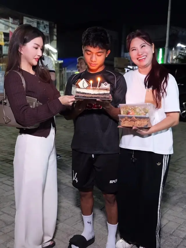 Sarwendah saat Ulang Tahun Betrand Peto dengan gaya kasual. [@sarwendahjuiceofficial]