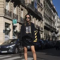 Bergaya modern chic dengan patent leather skirt buat gaya weekend. (Sumber foto: www.songofstyle.com)