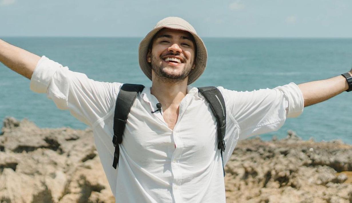 Memiliki banyak kesibuka, Refal Hady selalu meluangkan waktu untuk berlibur. Gaya OOTD-nya saat liburan pun kerap ia bagikan di Instagram pribadinya. Meski terkesan sederhana dan simpel, penampilan pemain film Wedding Agreement ini terlihat keren. (Liputan6.com/IG/@refalhady)