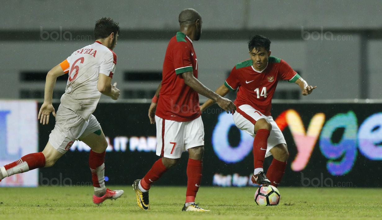 Gelandang Indonesia, Muhammad Arfan, saat pertandingan melawan Suriah U-23 pada laga persahabatn di Stadion Wibawa Mukti, Cikarang, Sabtu (18/11/2017). Indonesia kalah 0-1 dari Suriah U-23. (Bola.com/ M Iqbal Ichsan)