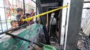 Beberapa anak melihat-lihat sisa kebakaran di salah satu sisi Kantor Komisi Nasional Perlindungan Anak di Jakarta, Senin (29/6/2015). Kantor Komnas PA terbakar pada Sabtu, 28 Juni 2015 sekitar pukul 21.00 WIB. (Liputan6.com/Yoppy Renato)