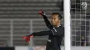 Penjaga gawang Bhayangkara FC, Awan Setho Rahardjo saat laga melawan Madura United FC pada lanjutan Shopee Liga 1 Indonesia 2019 di Stadion Madya Gelora Bung Karno, Jakarta, Senin (5/8/2019). Laga kedua tim berakhir imbang 1-1. (Liputan6.com/Helmi Fithriansyah)