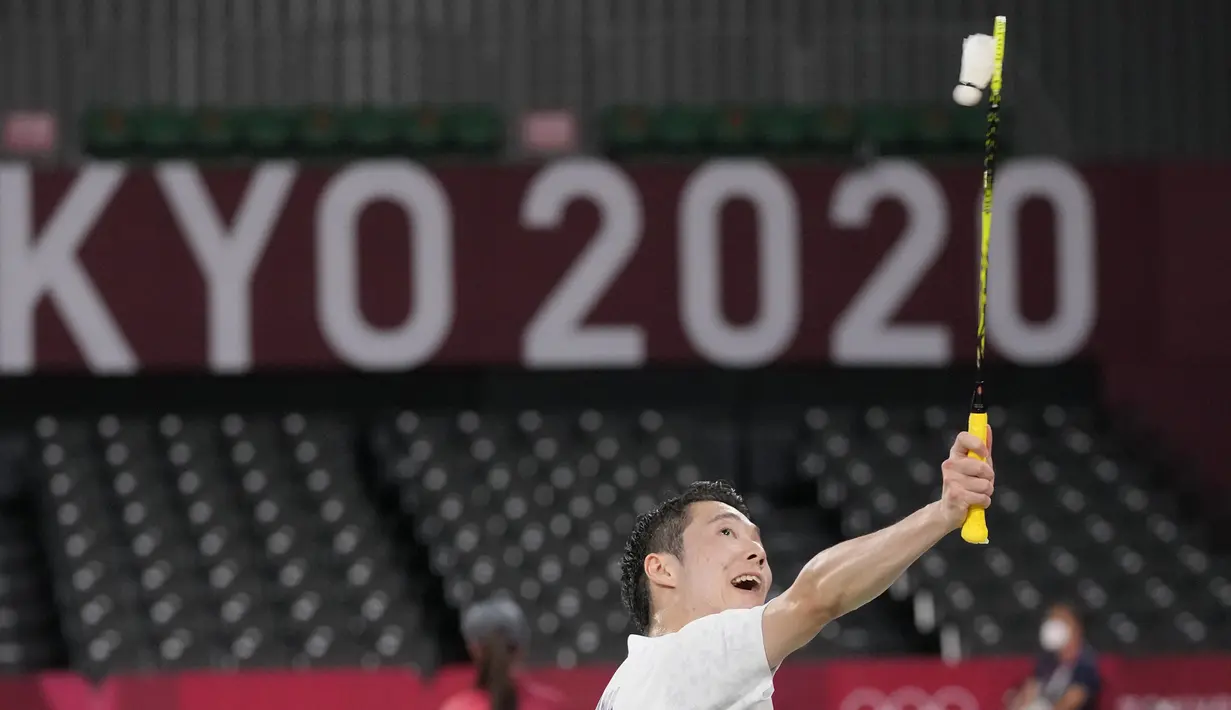Pebulu tangkis Jepang Kanta Tsuneyama saat melawan pebulu tangkis Indonesia Anthony Sinisuka Ginting pada pertandingan tunggal putra Olimpiade Tokyo 2020 di Tokyo, Jepang, Kamis (29/7/2021). Ginting lolos ke perempat final Olimpiade Tokyo 2020 usai mengalahkan Kanta. (AP Photo/Dita Alangkara)
