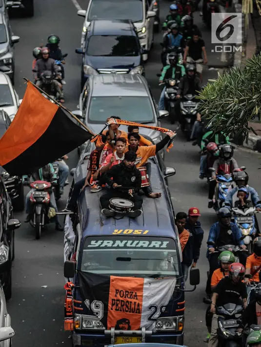 Antusiasme ribuan suporter klub sepak bola Persija mulai berdatangan melewati jalan Gatot Subroto menuju Stadion GBK, Jakarta, Minggu (9/12). Persija berpeluang besar menjadi juara jika berhasil menang melawan Mitra Kukar. (Liputan6.com/Faizal Fanani)