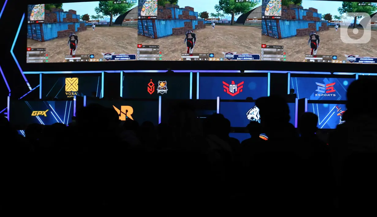 Peserta mengikuti turnamen games saat ajang Dunia Games Con (DG Con) 2022 di kawasan Gelora Bung Karno, Jakarta, Sabtu (29/10/2022). Selain itu rangkaian kegiatan dikemas dalam konsep hiburan yang atraktif, seperti cosplay competition, celebrity fun match hingga penampilan musik dari artis dan band ternama. (Liputan6.com/Herman Zakharia)