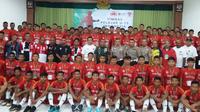 100 pemain mengikuti seleksi Timnas Indonesia U-15 di Bandung, Jumat (15/2/2019). (Bola.com/Erwin Snaz)