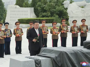 Gambar yang diambil pada 25 Juli 2023 dan dirilis oleh Kantor Berita Pusat Korea (KCNA) Korea Utara pada 26 Juli menunjukkan Pemimpin Korea Utara Kim Jong Un (tengah) mengunjungi Pemakaman Martir Perang Pembebasan Tanah Air pada kesempatan peringatan 70 tahun kemenangan dalam Perang Pembebasan Tanah Air yang agung di Pyongyang, Korea Utara. (STR/KCNA VIA KNS/AFP)