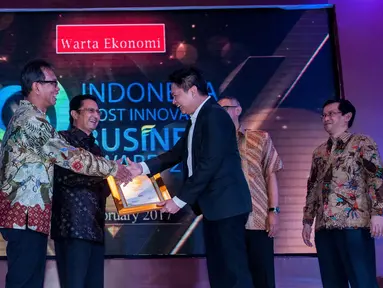 Perwakilan dari Emtek, Iwan Triono menerima penghargaan di Hotel Pullman, Jakarta, Jumat (24/2). Emtek mendapat penghargaan The Winner of Indonesia Most Innovative Business Award 2017 Category Advertising, Printing, and Media.(Liputan6.com/Gempur M Surya)