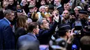 Kerumunan massa pendukung menyambut Nicolas Sarkozy dan istrinya, Carla Bruni-Sarkozy, bahkan beberapa orang bahkan meneriakkan nama sang presiden untuk memberinya semangat sambil menyanyikan "La Marseillaise". (JULIEN DE ROSA/AFP)