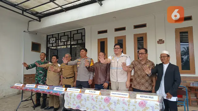 Kepolisian bersama TNI, tokoh masyarakat, tokoh agama, dan Forum Kerukunan Umat Beragama (FKUB) saat meninjau langsung lokasi kejadian untuk memastikan situasi. (Liputan6.com/Fira Syahrin).