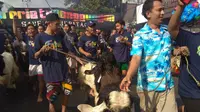 Warga Tumenggungan, Kota Malang, Jawa Timur, mengarak hewan kurban di perayaan Idul Adha 2018 (Liputan6.com/Zainul Arifin)