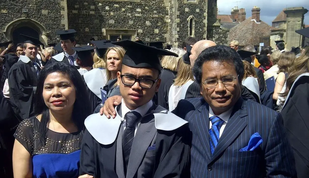 "Cintailah anakmu! Binatang aja tdk buang anak! Laki yg tdk akui anak adalah buaya jahanam," tulis Hotman dalam foto yang diunggah 5 April 2018. (Instagram/hotmanparisofficial)