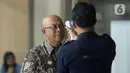Petugas mengecek suhu tamu dan pegawai yang akan masuk ke Loby di Gedung KPK, Jakarta, Kamis, (12/3/2020). KPK menerapkan pengecekan suhu tubuh tersebut untuk mengantisipasi penyebaran virus corona atau covid-19. (merdeka.com/Dwi Narwoko)