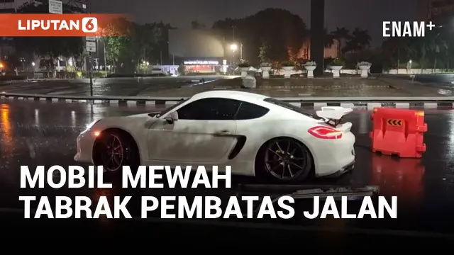 Mobil Mewah Tabrak Pembatas Jalan di Kawasan Bundaran HI