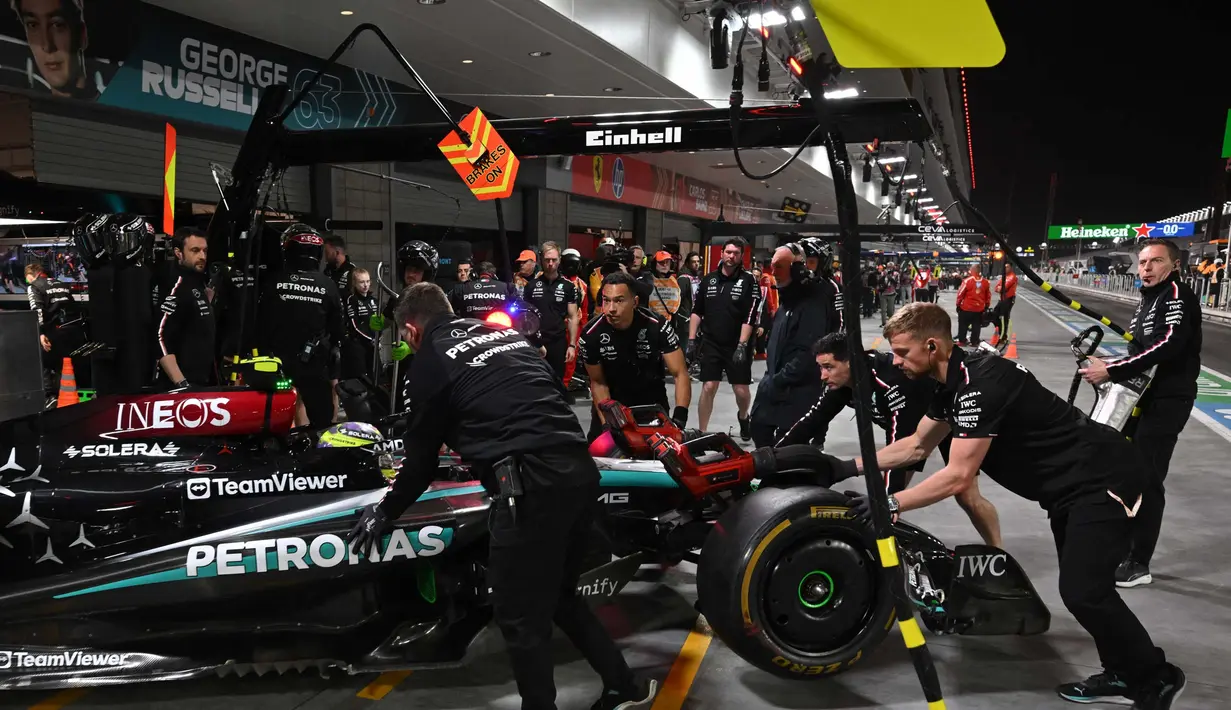 Formula 1 GP Las Vegas memiliki tantangan pada permukaan lintasan dan balapan yang akan berlangsung pada malam hari. Tampak dalam foto, pembalap Inggris dari Mercedes, Lewis Hamilton didorong kembali ke garasi mobilnya saat sesi latihan pertama untuk Grand Prix Formula 1 Las Vegas pada 21 November 2024, di Las Vegas, Nevada. (Patrick T. Fallon/AFP)