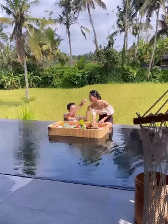 Momen bulan madu romantis Rendi Jhon dan Glenca Chysara. (Foto: Instagram/glencachysaraofficial)