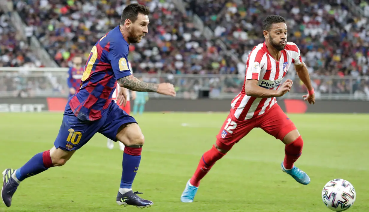Megabintang Barcelona, Lionel Messi, mencetak berebut bola dengan pemain Atletico Madrid, Renan Lodi pada laga semifinal Piala Super Spanyol di King Abdullah Sports City, Jeddah, Kamis (9/1/2020). Barcelona harus menjalani pertandingan yang dramatis saat kalah 2-3 dari Atletico Madrid. (AP/Hassan Am