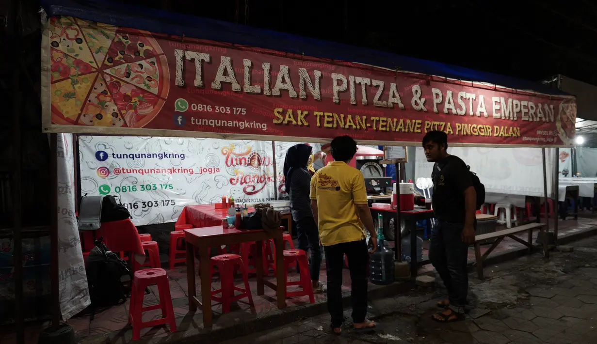 Tunqu Nangkring Pizza, berlokasi di Jalan Mangkubumi, Yogyakarta (kawasan Stasiun Tugu). Tempatnya memang benar-benar berada di emperan dan berbeda dengan tempat menjual pizza pada umumnya. (Brilio/Syamsu Dhuha FR)