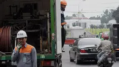 Petugas PLN mendatangi Istana Bogor untuk melakukan pengecekan trafo secara rutin , Jawa Barat, Rabu (403/2015). PLN Bogor berencana menambah dua penyulang dengan kapasitas 20KV untuk mendukung kinerja Presiden Joko Widodo.(Liputan6.com/Andrian M Tunay)