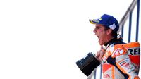 Marc Marquez berteriak merayakan kemenangannya di  GP Spanyol di Sirkuit Jerez de la Frontera. (AFP/Gabriel Bouys)