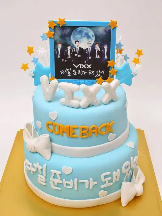 Meskipun bukan ulang tahun, namun grup VIXX mendapatkan hadiah yang mengejutkan saat comeback. Mereka mendapatkan kue tart dengan desain yang menggemaskan. (Foto: koreaboo.com)