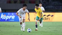 Gelandang Timnas Indonesia U-16, Nazriel Alfaro (kiri) menguasai bola dibayangi gelandang Timnas Australia U-16, Nickolas Gustavo Alfaro pada laga semifinal Piala AFF U-16 2024 di Stadion Manahan, Solo, Senin (1/7/2024). (Bola.com/Abdul Aziz)