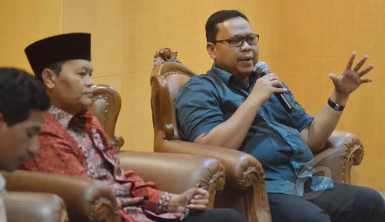 Wakil Ketua Komisi II DPR Lukman Edy (kanan) menjadi pembicara pada dialog Pilar Negara yang bertema "Urgensi Pembentukan Lembaga Pengkajian" di Ruang Presentasi Perpustakaan MPR, Jakarta, Kamis (12/2). (Liputan6.com/Andrian M Tunay)