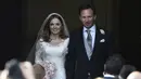 Geri Halliwell, mantan personel Spice Girls resmi menikah dengan Christian Horner, seorang bos F1, di gereja St. Mary di Berdfordshire, Inggris, Jumat (15/5/2015). (REUTERS/Toby Melville)