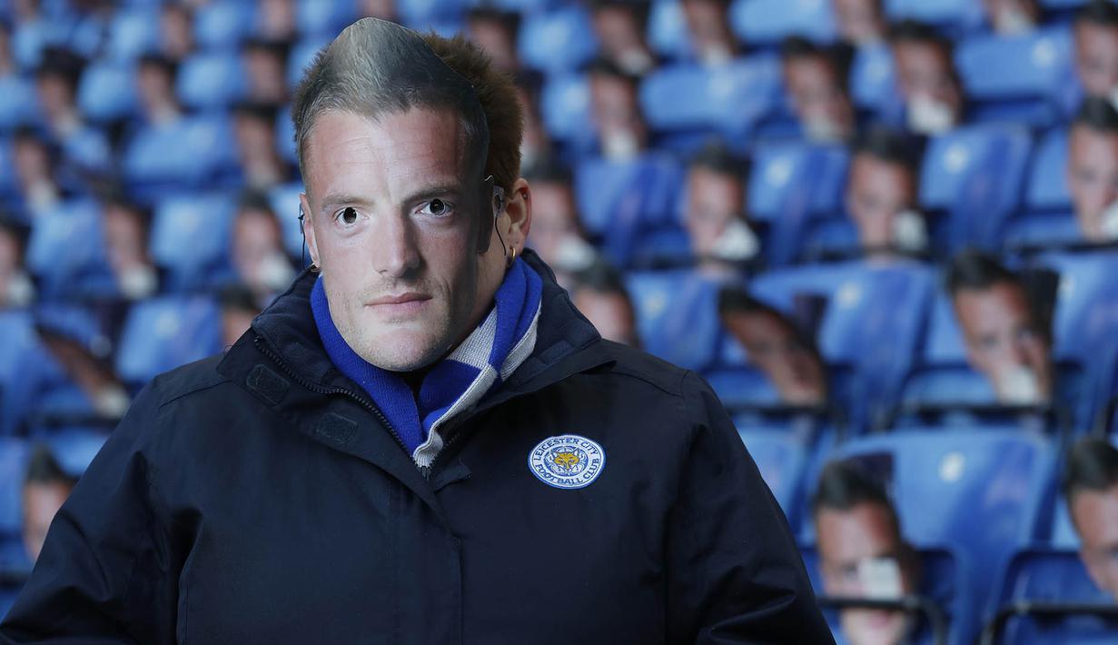 Seorang fans memakai topeng wajah Jamie Vardy saat menonton laga Leicester melawan Everton. Leicester protes terhadap keputusan FA yang memberikan hukuman larangan bermain sebanyak tiga kali kepada Vardy. (Reuters/Cral Recine)