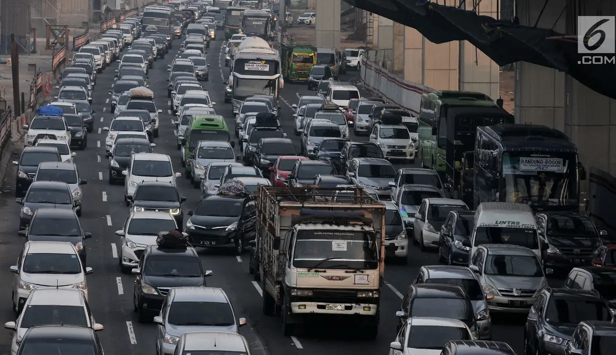 Sejumlah kendaraan terjebak kemacetan di ruas Tol Jakarta-Cikampek, Bekasi, Rabu (13/6). Pada H-2 Lebaran yang diprediksi puncak arus mudik, kendaraan pemudik yang melintasi ruas tol Jakarta-Cikampek mengalami kemacetan. (Merdeka.com/Iqbal S. Nugroho)