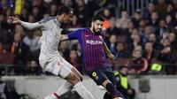 Aksi Luis Suarez saat dihadang Joel Matip pada leg 1, babak semifinal Liga Champions yang berlangsung di Stadion Camp Nou, Barcelona, Kamis (2/5). Barcelona menang 3-0 atas Liverpool. (AFP/Javier Soriano)