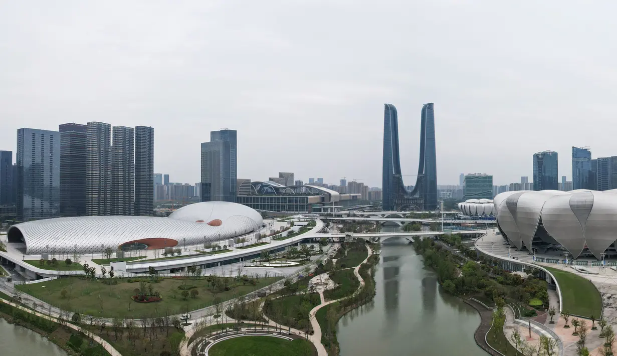 Foto udara pada 1 April 2022 ini menunjukkan Stadion Pusat Olahraga Olimpiade Hangzhou (kanan) dan Pusat Olahraga Pusat Olimpiade Hangzhou (kiri), tempat penyelenggaraan Asian Games ke-19, di Hangzhou di provinsi Zhejiang timur China. (STR / AFP)