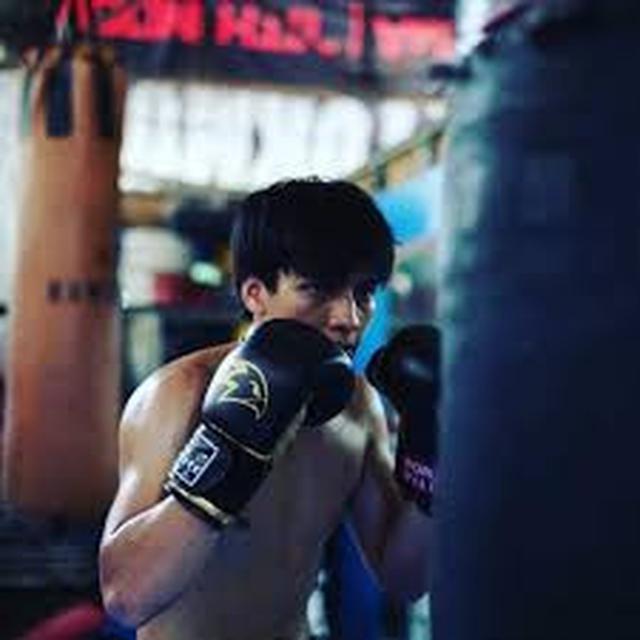 6 Potret Jefri Nichol saat Olahraga Tinju, Terbaru Lawan Haters