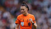 Rebbeca Welch mencetak sejarah sebagai wasit wanita pertama yang memimpin laga Premier League. (Dok. Premier League)