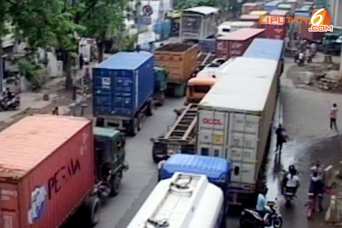 macet-priok130713c.jpg