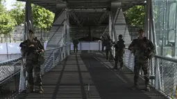 Tentara dan polisi Prancis dikerahkan di dalam dan di sepanjang Sungai Seine untuk mengamankannya selama upacara pembukaan Olimpiade Paris yang megah, ketika ribuan atlet akan berlayar menyusuri sungai saat matahari terbenam menuju Menara Eiffel. (AP Photo/Aurelien Morissard)