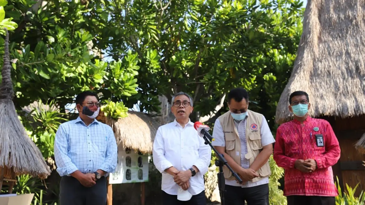 Ketua Dewan Komisioner OJK Wimboh Santoso, bersama Dirut  Bank Mandiri Darmawan Junaidi dan Dirut BPD NTB Syariah Kukuh Rahardjo melakukan pertemuan dengan Gubernur NTB Zulkieflimansyah. (Dok OJK)