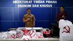 Dirtipideksus Bareskrim Mabes Polri Brigjen Pol Agung Setya saat memberikan keterangan di Bareskrim Polri, Jakarta, Jumat (30/12). Bareskrim merilis penangkapan tersangka, HS, penjual kaus berlogo palu arit secara online. (Liputan6.com/Johan Tallo)