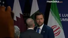 Menteri Luar Negeri Iran, Abbas Araghchi, sempat menyapa Perdana Menteri Pakistan, Shehbaz Sharif, dalam sesi pengarahan di Burgenstock sebelum meninggalkan ruangan.

Rekaman menunjukkan Araghchi bertukar salam singkat dengan Sharif sebelum berjalan keluar dari jangkauan kamera, yang tampaknya me...