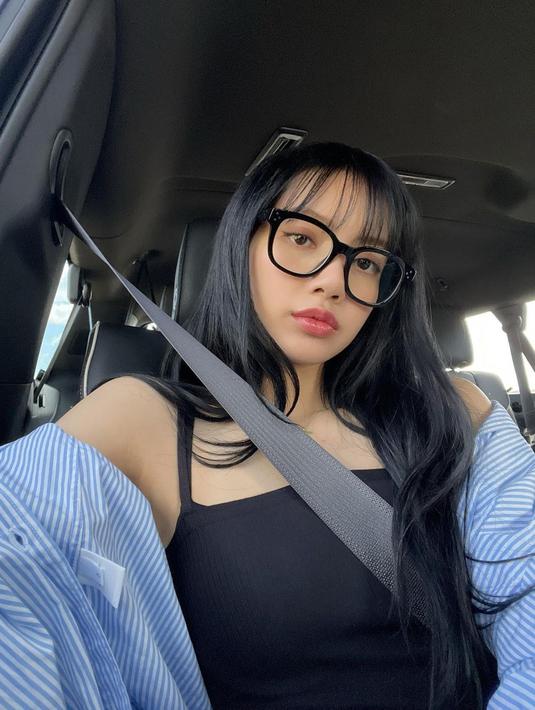 Selfie dalam mobil dengan menggunakan kacamata frame yang cukup besar, Lisa Blackpink terlihat berbeda. Tak sedikit pula yang menyebutnya terlihat begitu polos dan bak kutu buku. (Liputan6.com/IG/@lalalalisa_m)
