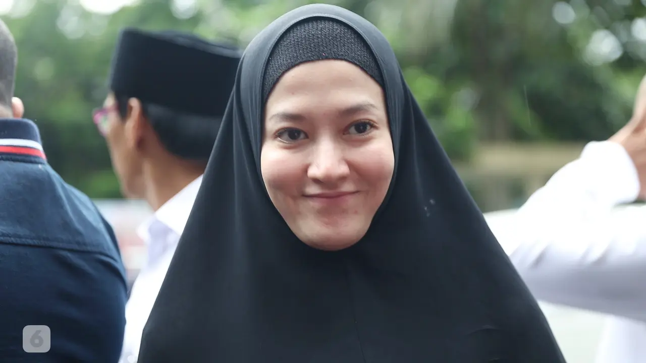 [Bintang] Berhijab, 8 Artis Indonesia Ini Rintis Bisnis Baju Muslimah