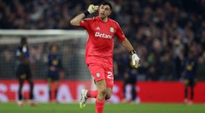 Kiper Aston Villa asal Argentina bernomor punggung 23, Emiliano Martínez, mengejek para penggemar Lille setelah Villa mencetak gol pembuka dalam pertandingan leg kedua babak 16 besar Liga Europa UEFA antara Aston Villa dan Lille LOSC di Villa Park di Birmingham, Inggris tengah pada 20 Maret 2026. (Darren Staples/AFP)