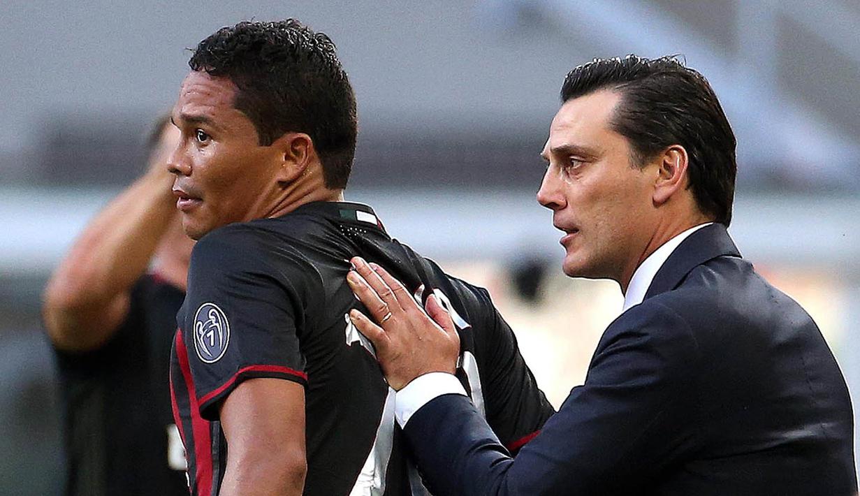 Pelatih AC Milan, Vincenzo Montella, menyemangati Carlos Bacca. Kemenangan 3-2 melawan Torino menjadi debut manis bagi pelatih anyar Rossoneri itu. (EPA/Matteo Bazi)