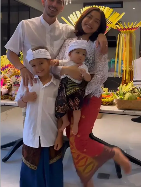 Di momen itu Jessica Iskandar dan keluarga mengenakan busana Adat Bali.   IG/@inijedar/YouTube Jessica Iskandar.
